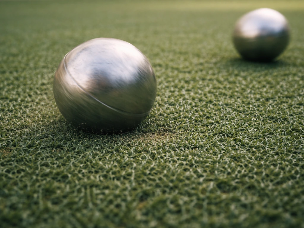 Boules de pétanque en mouvement et fibres de gazon synthétique abrasées au sol, gros plan réaliste.